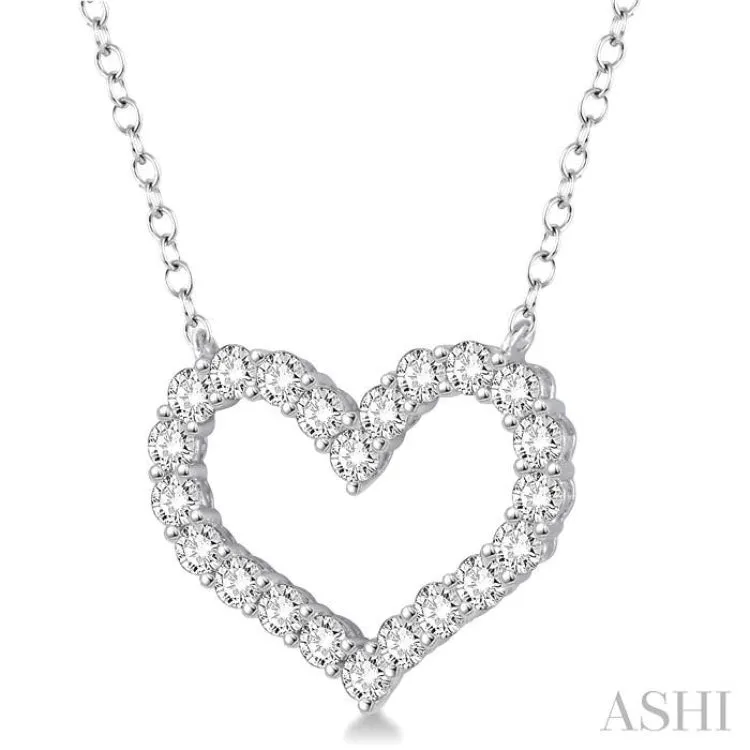 1 1/2 Ctw Round Cut Diamond Heart Necklace in 14K white Gold
