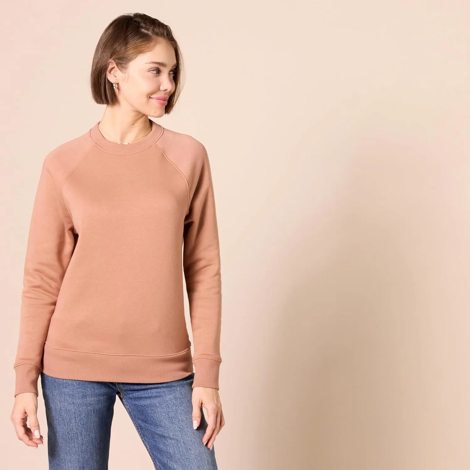 Amazon Essentials Women's Relaxed-Fit Crewneck Pullover Long-Sleeve Sweatshirt (Available in Plus Size)