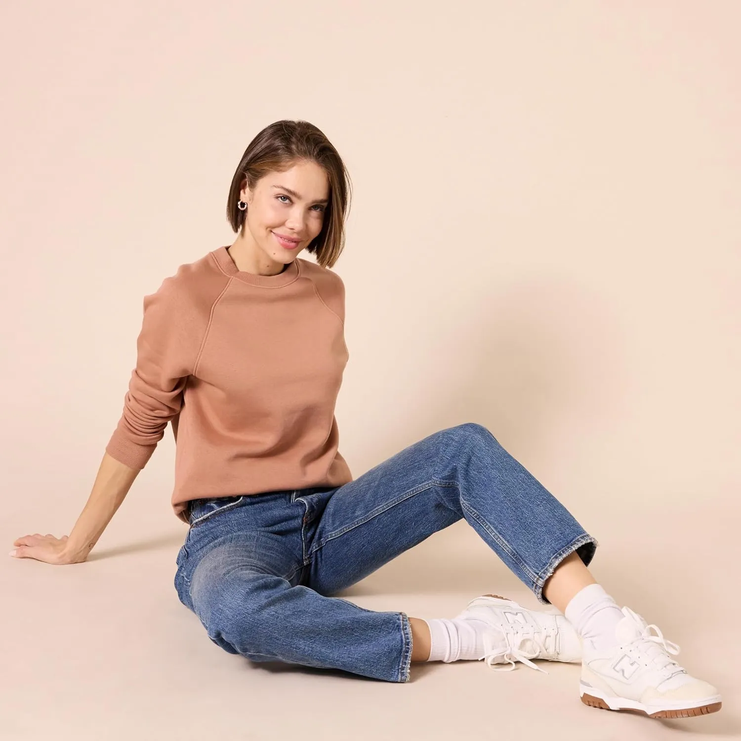 Amazon Essentials Women's Relaxed-Fit Crewneck Pullover Long-Sleeve Sweatshirt (Available in Plus Size)